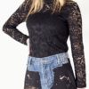 Blusa in pizzo collo alto a manica lunga colore nero